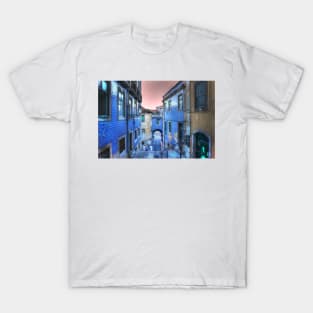 Alfama. Lisboa. telling stories... T-Shirt